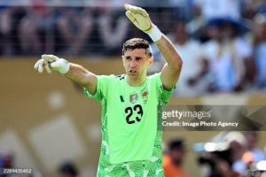 «Астон Вилла» арендовала Ван-Биссаку у «Вест Хэма»